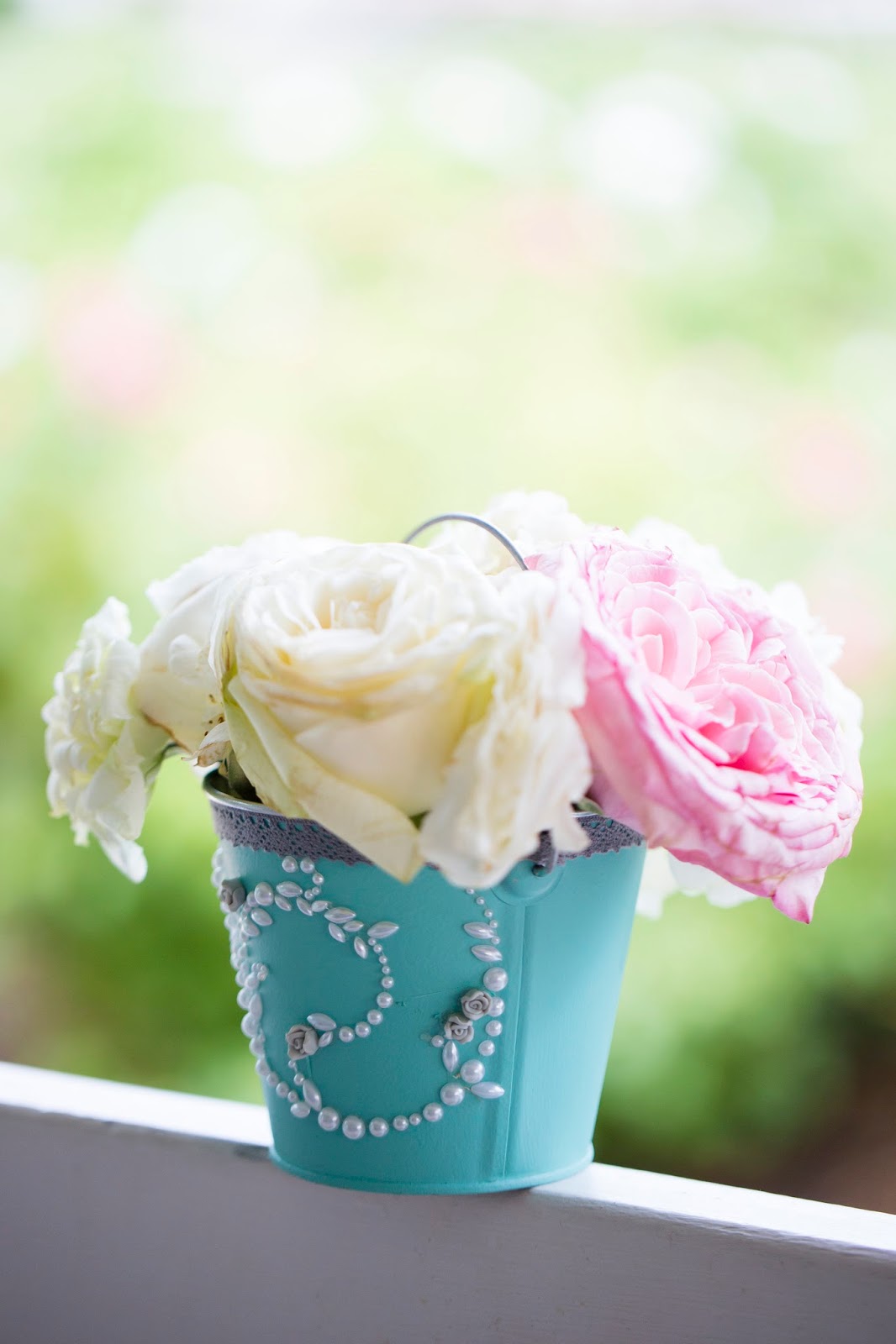 Adorable buckets for your flower girls are so easy to make! | Meet the B's