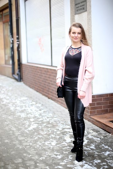 Klasycznie i stylowo | Pink cardigan and leather pants - Czytaj więcej »