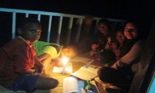 Prihatin! Di Papua, Belajar Hanya Bermodalkan Sebatang Lilin. Masih Malas Belajar?