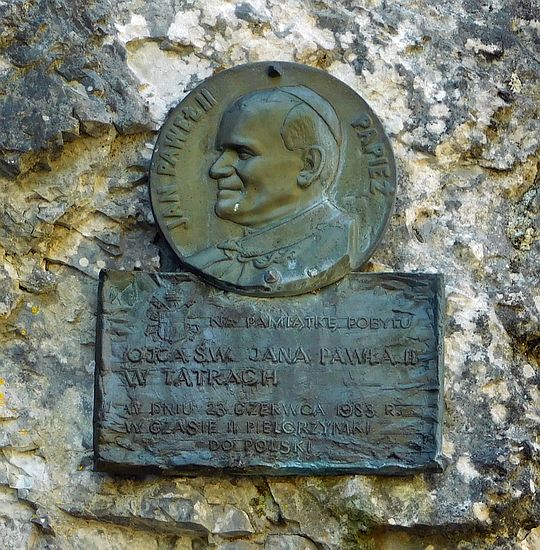 Medalion na Skale Kmietowicza upamiętniający pobyt w dolinie Jana Pawła II w 1983 roku. Medalion na Skale Kmietowicza upamiętniający pobyt w dolinie Jana Pawła II w 1983 roku.