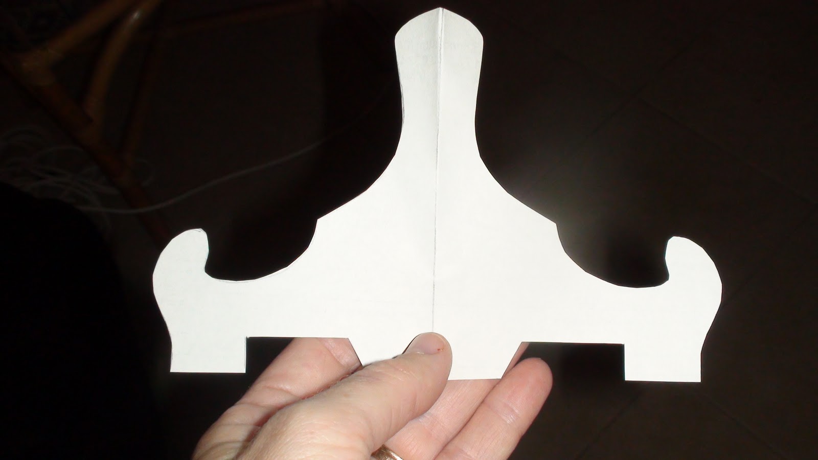 Inconspicuously Crafty! Little Plate Stand