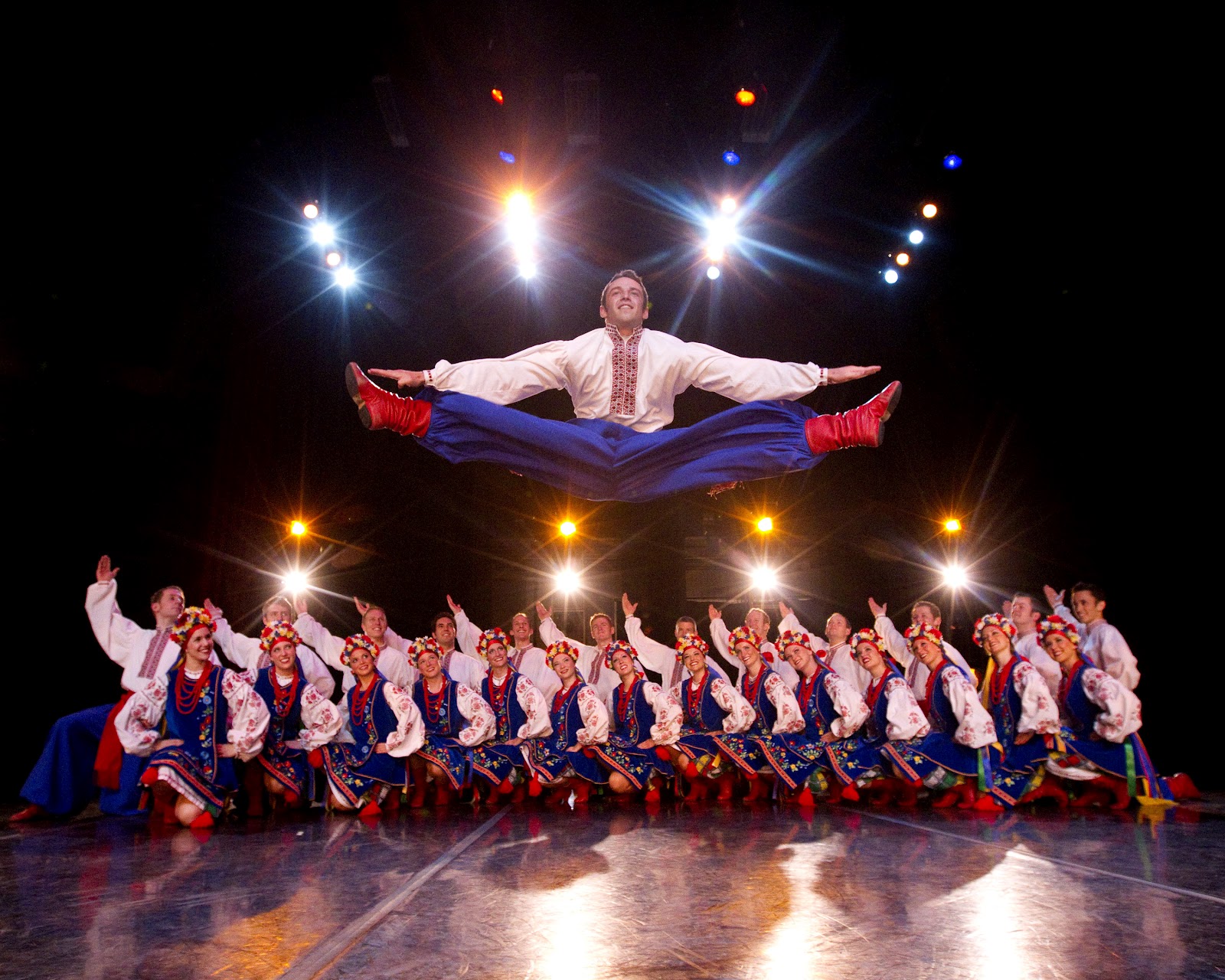 Танцуют синхронно. Народные танцы. Русско народные танцы. Национальные танцы. Народные танцы Эстетика.