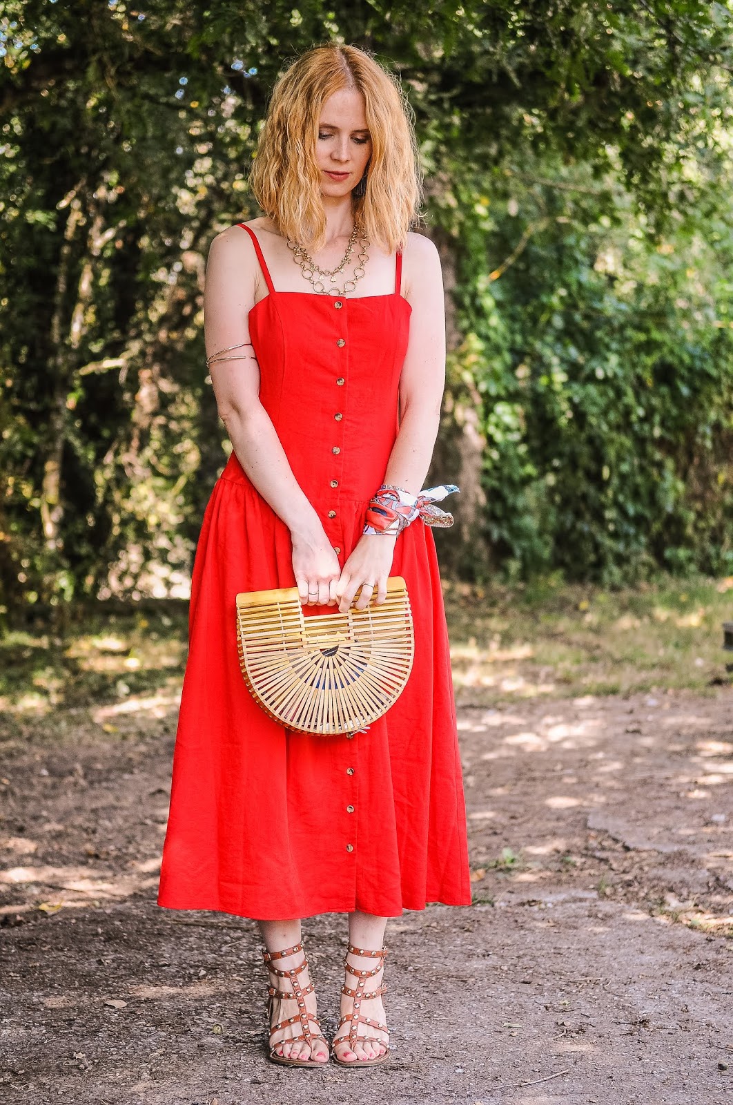 Vestido rojo midi con botones - Ingrid Hughes - Blog de moda, looks, belleza, y viajes