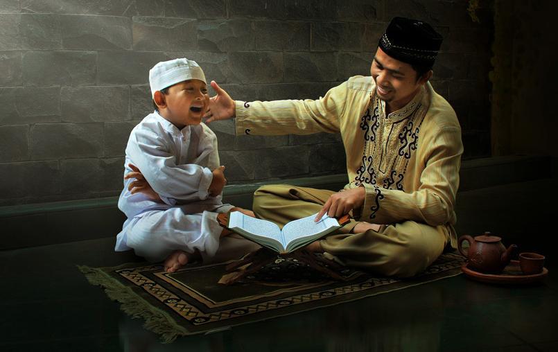 Ayah Mendidik Anaknya agar Tetap Baca Al Qur’an dengan Cara Aneh