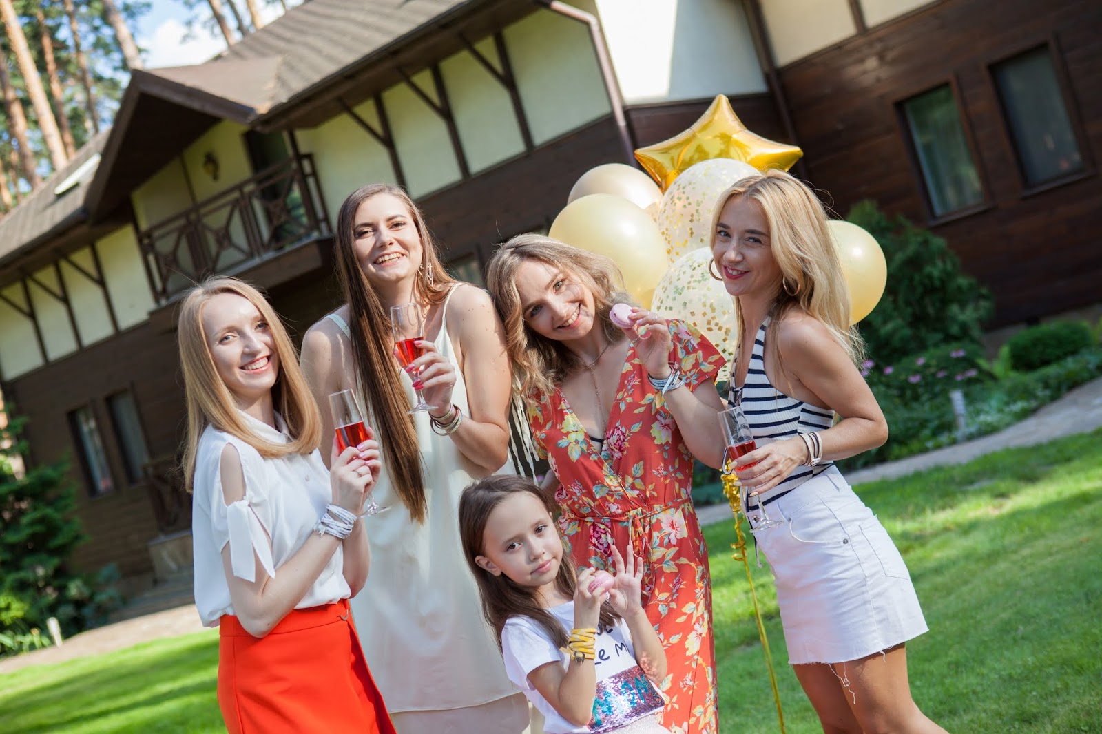 Фэшн фэмили. Стильно для всей семьи. Фэмили лук для всей семьи на фотосессию. Модная стильная семья. Стильная одежда для всей семьи.