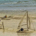 Creativo dibujo con arena en la playa.