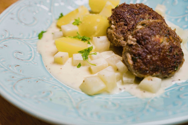 stuttgartcooking: Frikadellen mit Kohlrabi-Gemüse und Salzkartoffeln stuttgartcooking: Frikadellen mit Kohlrabi-Gemüse und Salzkartoffeln