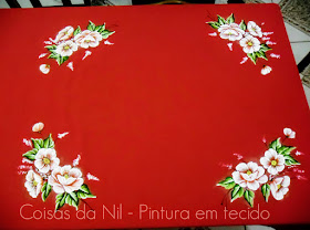 toalha de mesa de oxford vermelho com papoulas brancas pintadas nos cantos