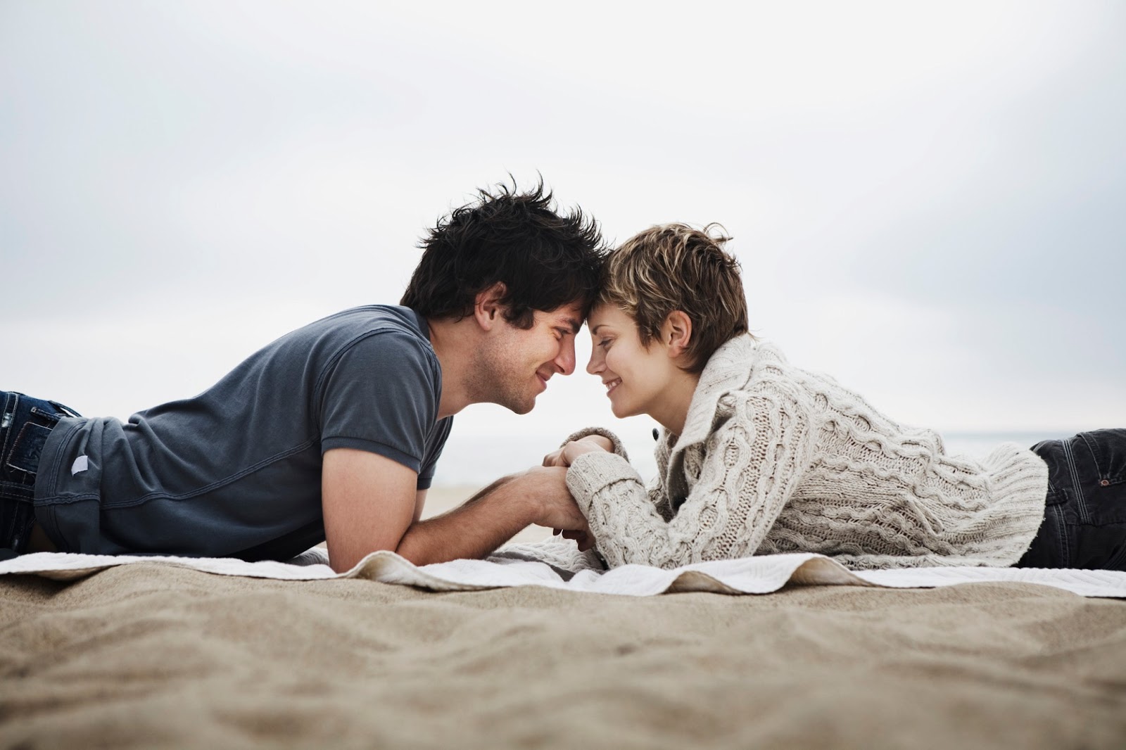 мужчина и женщина в постели. будет ли близость с загаданным. будет ли близость с загаданным. красивое занятие любовью. наслаждение пара.