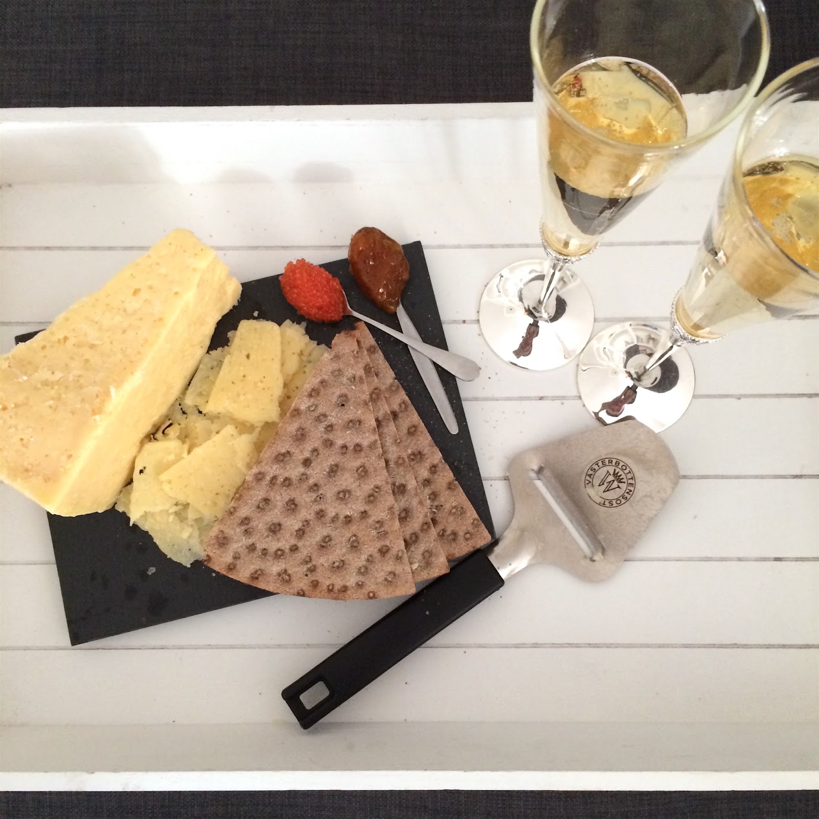 A Luxurious Cheese and Cracker Board / LUCY LOVES TO EAT