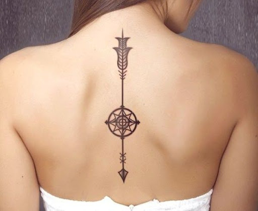 Grafico tatuagem ao longo da coluna vertebral