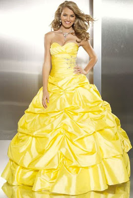 Vestido de quiceañera (15 años) Foto de mujer con vestido de quinceañera color amarillo