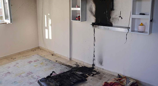 Diyarbakır Kayapınar'da elektrik telleri kopunca evde yangın çıktı Diyarbakır Kayapınar'da elektrik telleri kopunca evde yangın çıktı