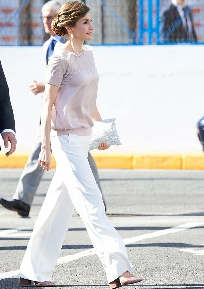 Queen Letizia wore Hugo Boss trousers, Hugo Boss blouse and Uterque shoes. Queen wore TOUS Beethoven Earrings. Canary Islands