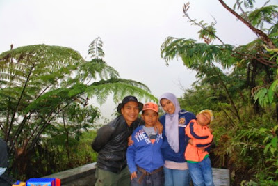 Bergaya mendaki pagi ke Gunung Galunggung-Tasikmalaya. Tetap bergaya meskipun kecapean.