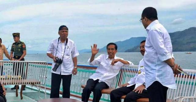 Presiden RI Jokowi saat naik kapal di Danau Toba bersama Gubsu T Erry Presiden RI Jokowi saat naik kapal di Danau Toba bersama Gubsu T Erry