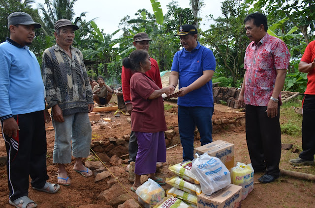 Sekda Trenggalek Distribusikan Bantuan Kepada Warga yang Mengalami Rumah Roboh