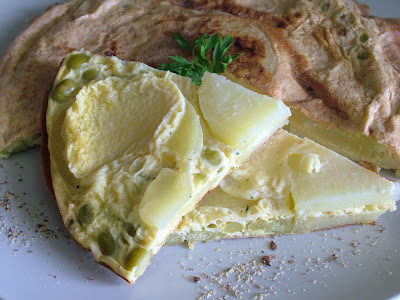 Omlet z ziemniakami i zielonym groszkiem
