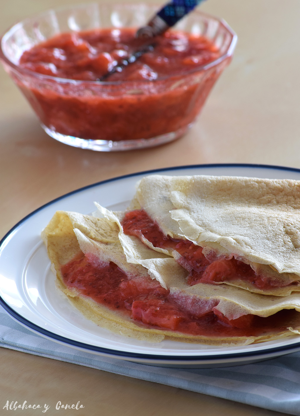 Albahaca y Canela Crêpes de avena y centeno con compota de fresas y
