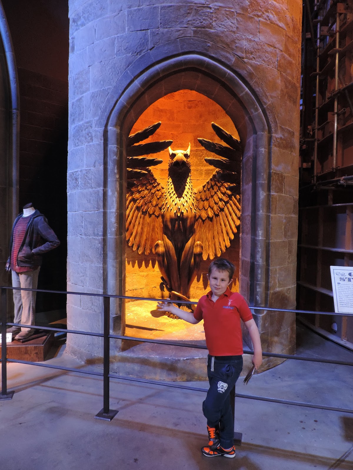 magic staircase in hogwarts castle warner brothers studio tour Harry Potter world watford