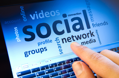 Alasan harus memiliki akun jejaring sosial meski mengandung dampak negatif