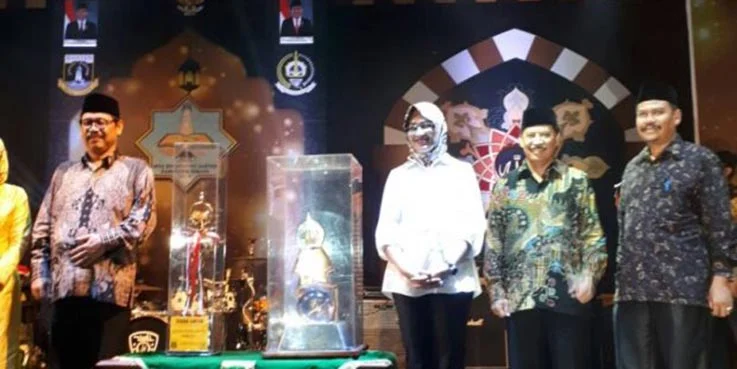 Walikota Tangsel Airin Rachmi Diany sesaat akan menerima piala.