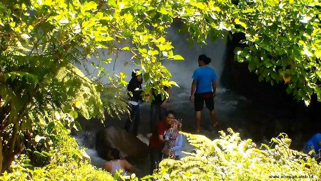 sepasang kekasih photo selfie di Curug Cipamingkis