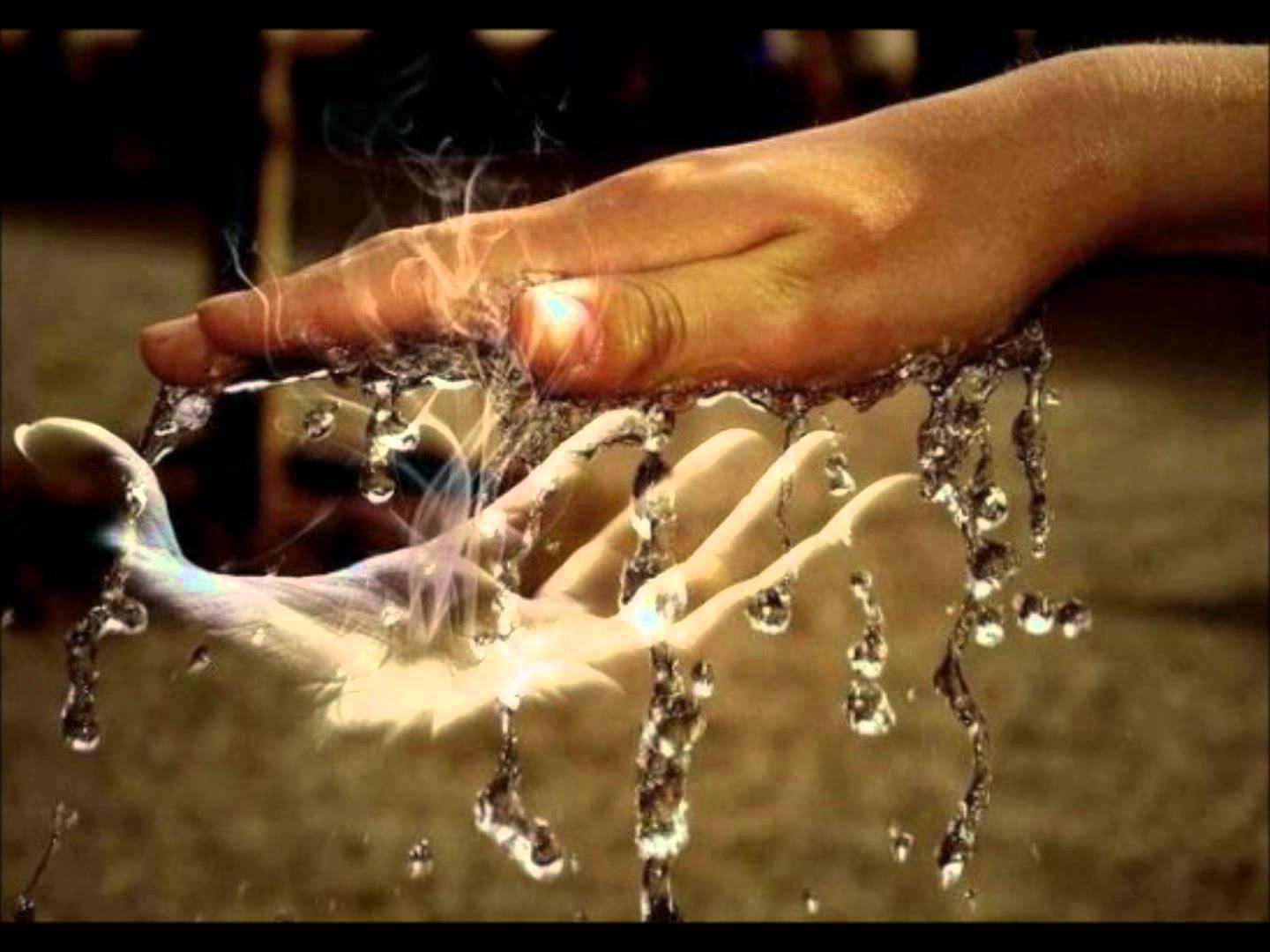 Тают дни как вода утекает жизнь моя. Жизнь утекает сквозь пальцы. Трата времени впустую. Тают дни как вода утекает жизнь моя. Потеря времени.