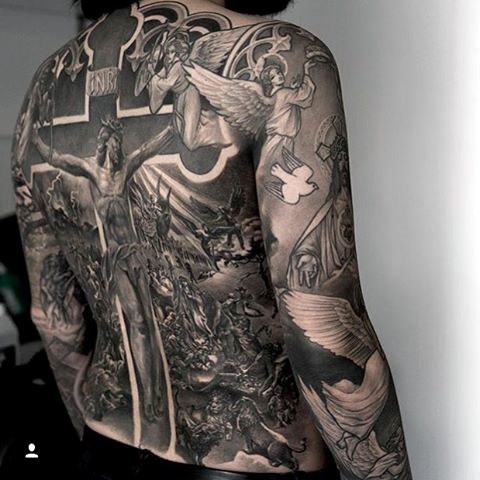 espectacular tatuaje en 3d, el tatuaje cubre la espada del modelo