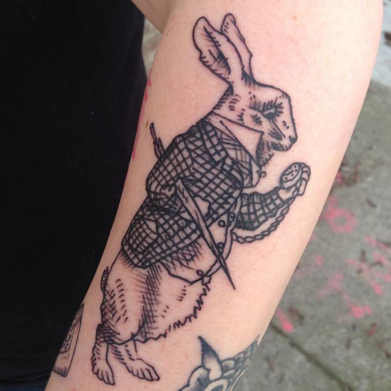 tatuaje del conejo de alicia