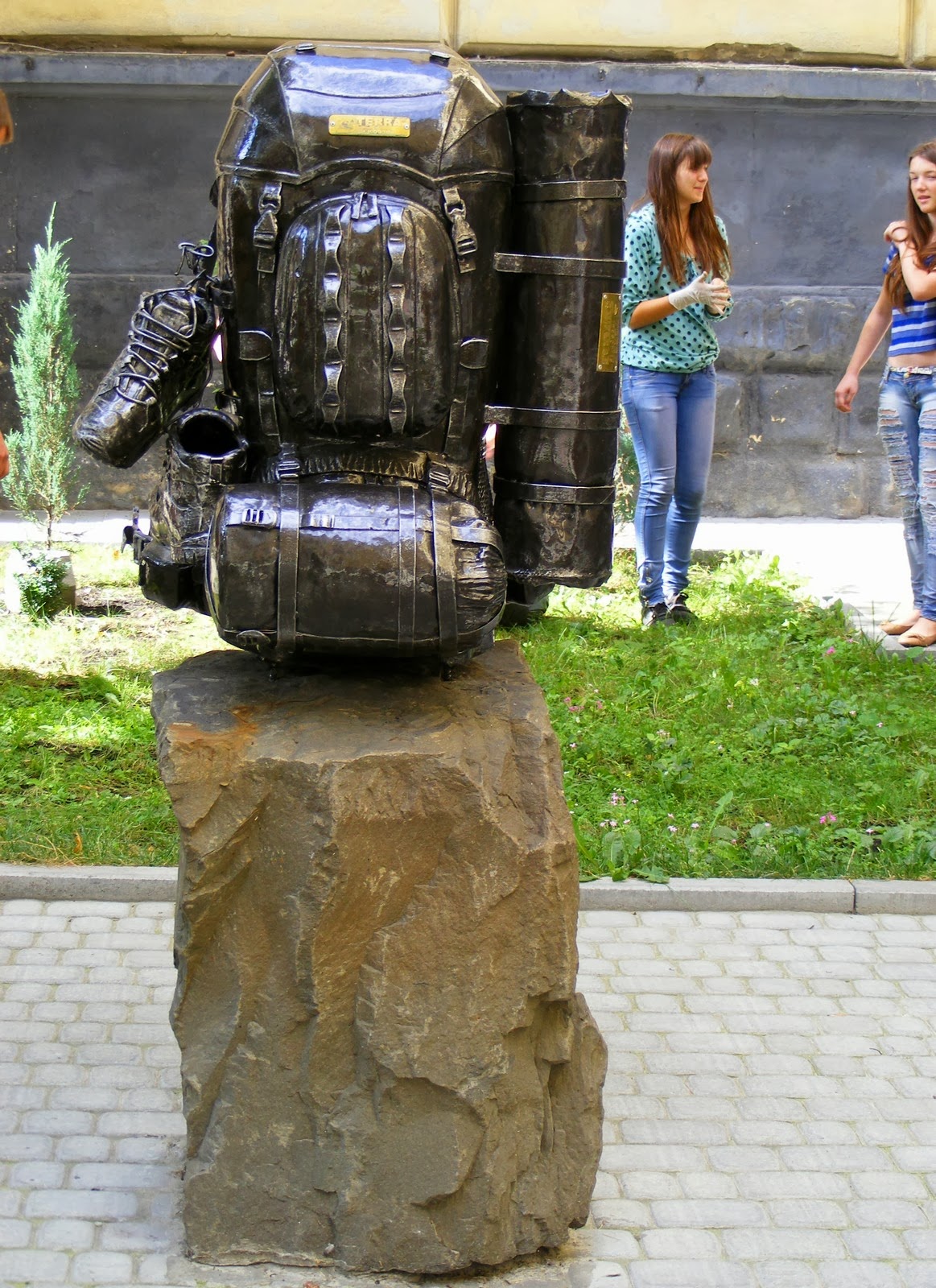 Памятник рюкзаку во Львове