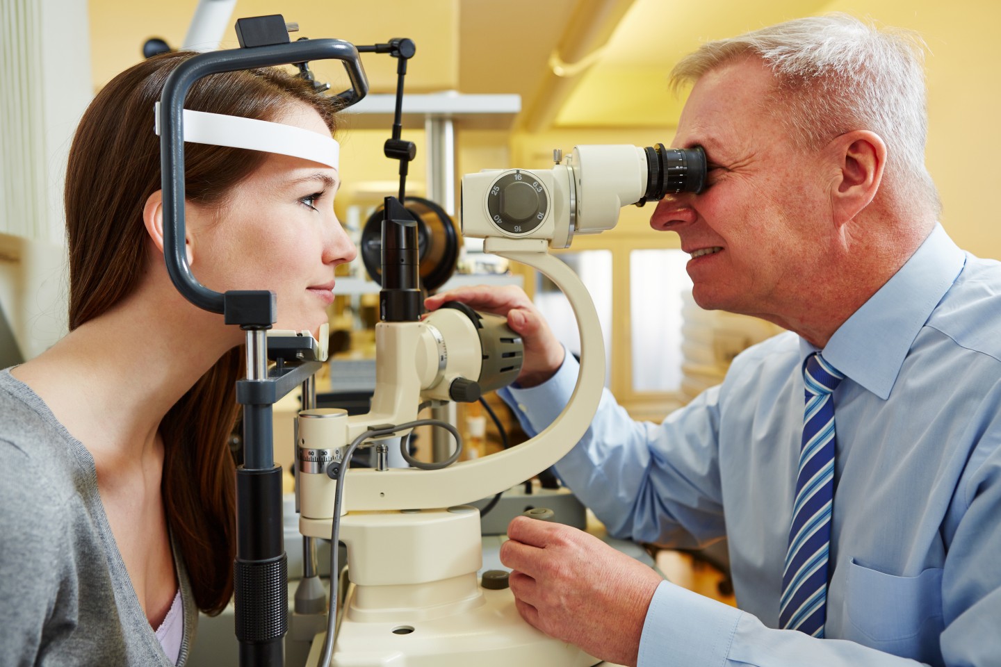Проверить зрение клиника. Приборы для контроля зрения. Прибор для проверки зрения. Офтальмолог. Зрение окулист аппарат.
