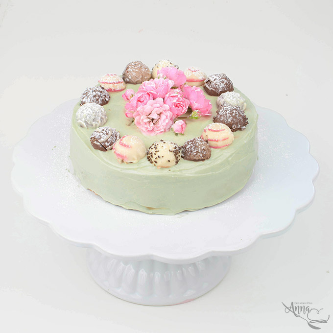 Pink Cheesecake mit Trüffel-Pralinen im Pistaziencreme-Mantel Pink Cheesecake mit Trüffel-Pralinen im Pistaziencreme-Mantel