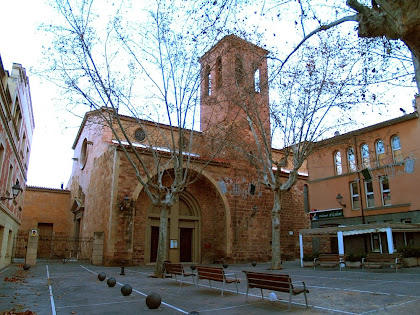 La Plaça de l'Església de Martorell amb el temple de Santa Maria en primer terme, i a mà esquerra els locals parroquials amb esgrafiats de Ferran Serra