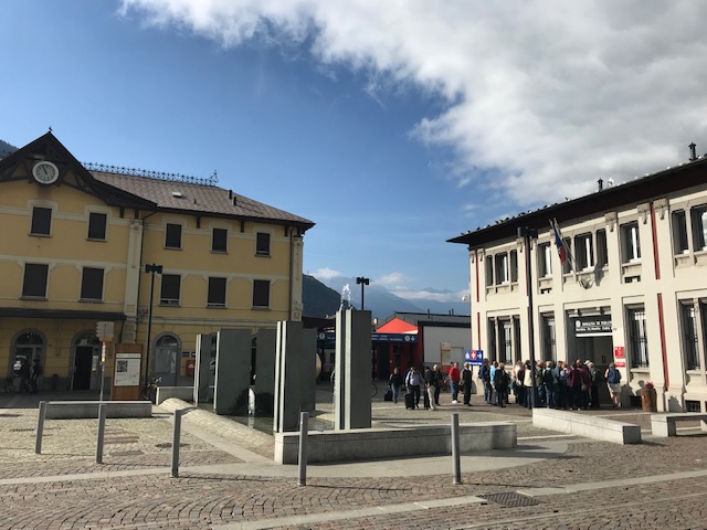 ティラーノにあるイタリア鉄道の駅とスイス鉄道の駅