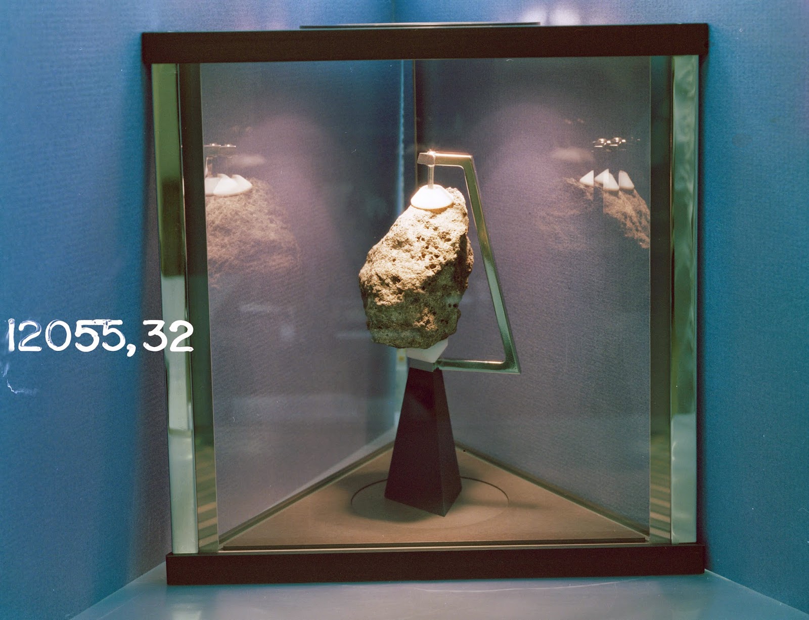 SPACE RELICS: Voir des Moon Rocks ramenées sur Terre par la mission ...