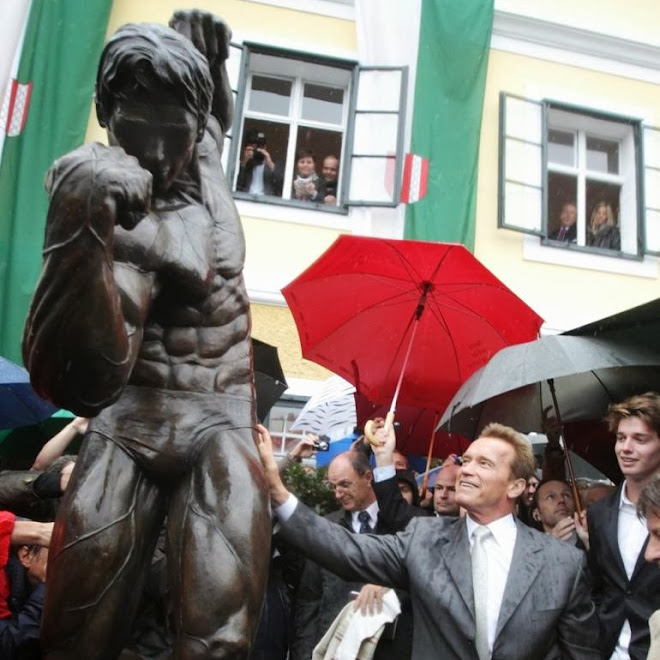 Photo : アーノルド・シュワルツェネッガー像とアーノルド・シュワルツェネッガー