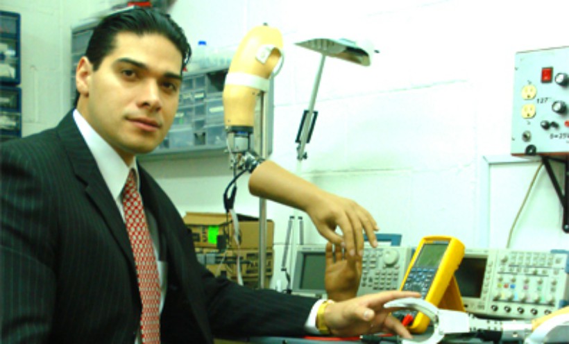 Inventor mexicano crea brazo biónico de bajo costo y es ignorado por el gobierno