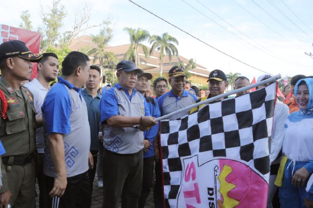 Wagub Membuka Jalan Sehat Dalam Rangka Memeriahkan HUT Pemprov Ke-53.