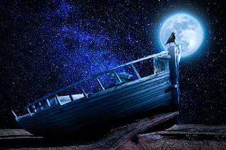 Um barco inclinado. Atracado no litoral. Um pássaro empoleirado no barco. A lua envolve o pássaro e uma parte do barco. É noite.