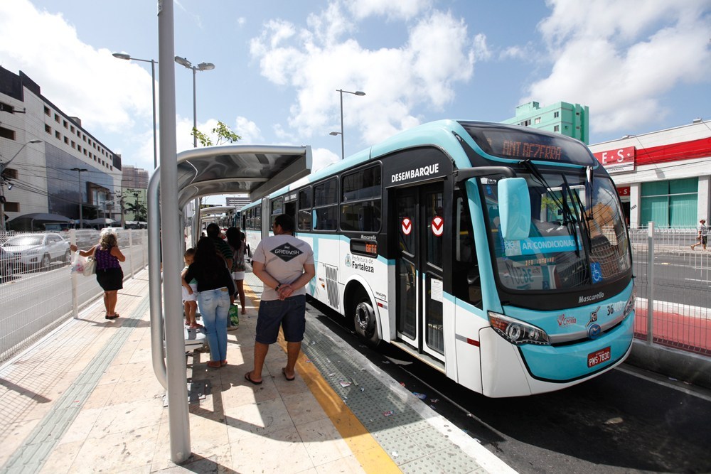 Fortaleza terá tarifa de ônibus mais cara a partir de amanhã 1 nibus plataforma