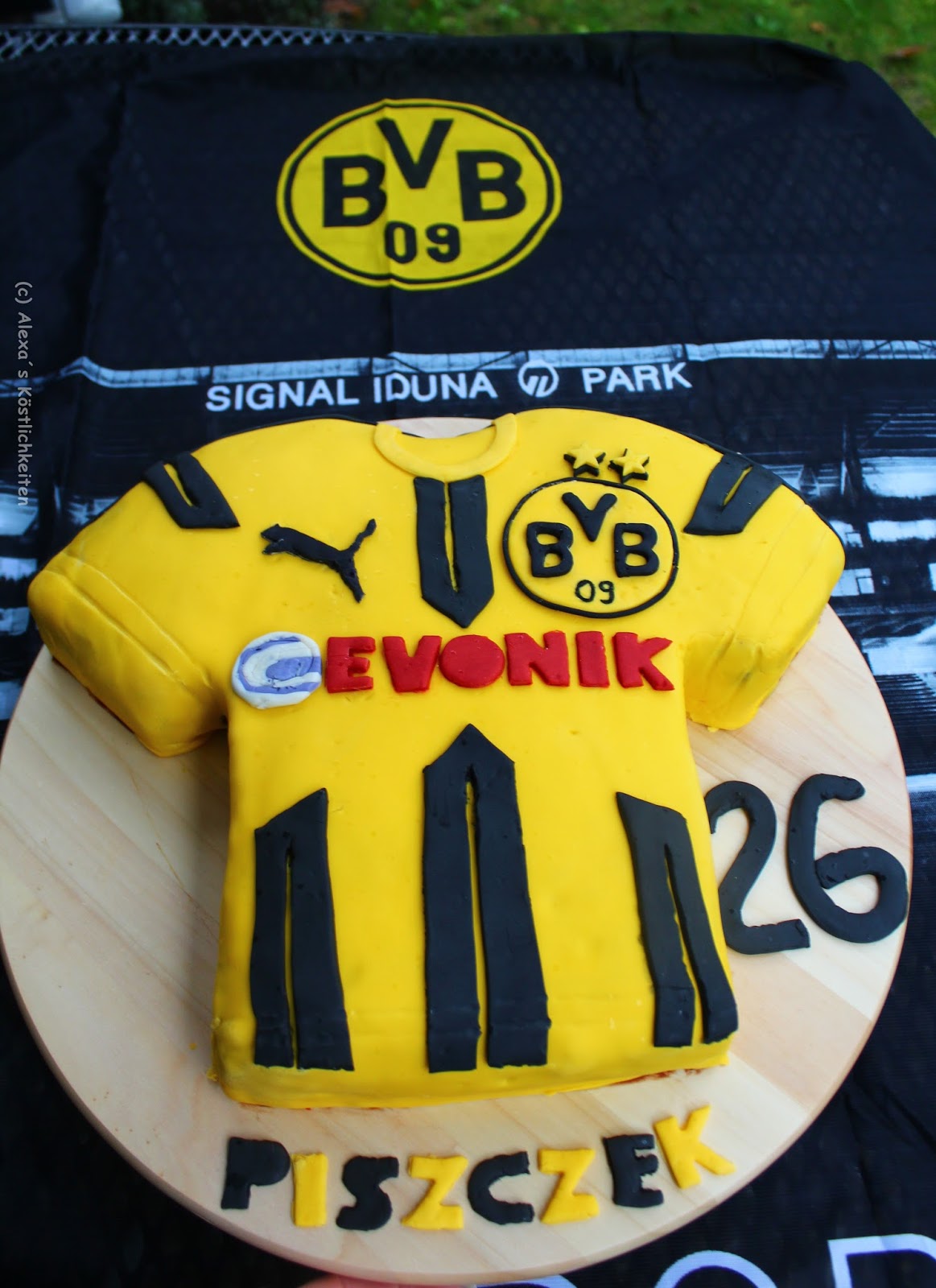 Alexa S Kostlichkeiten Bvb 09 Trikot Torte Piszczek Bvb Torte Kindergeburtstag Kuchen Fussball Fussball Torte