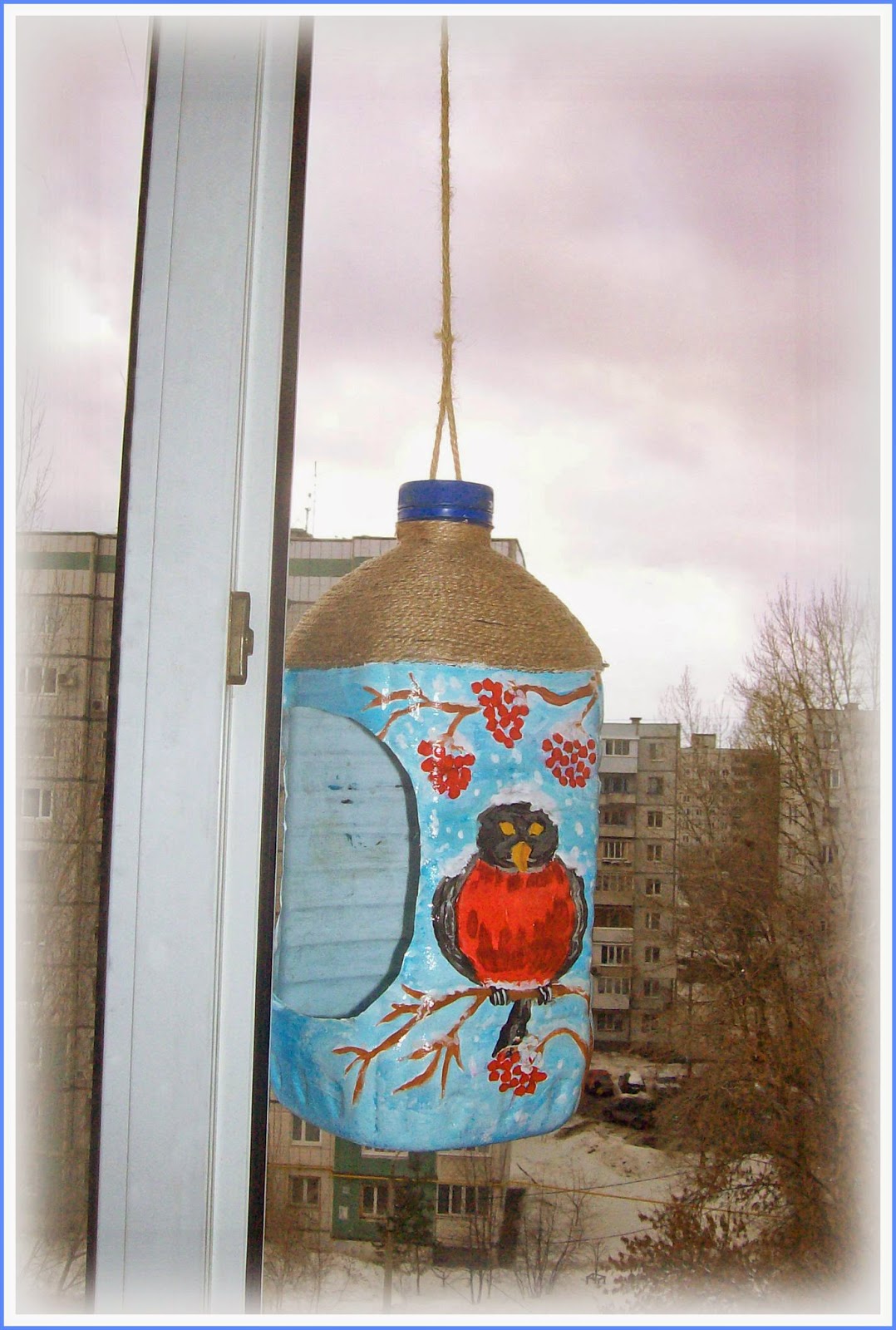 бутылки. как сделать кормушку для птиц из пластиковой бутылки 1. как украсить кормушку из пластиковой бутылки. 5 л. как украсить кормушку из пластиковой бутылки.