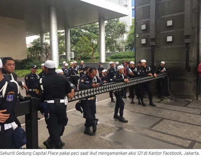 Sekuriti Facebook Kompak Pakai Peci saat Didemo Massa 121 Sekuriti Facebook Kompak Pakai Peci saat Didemo Massa 121