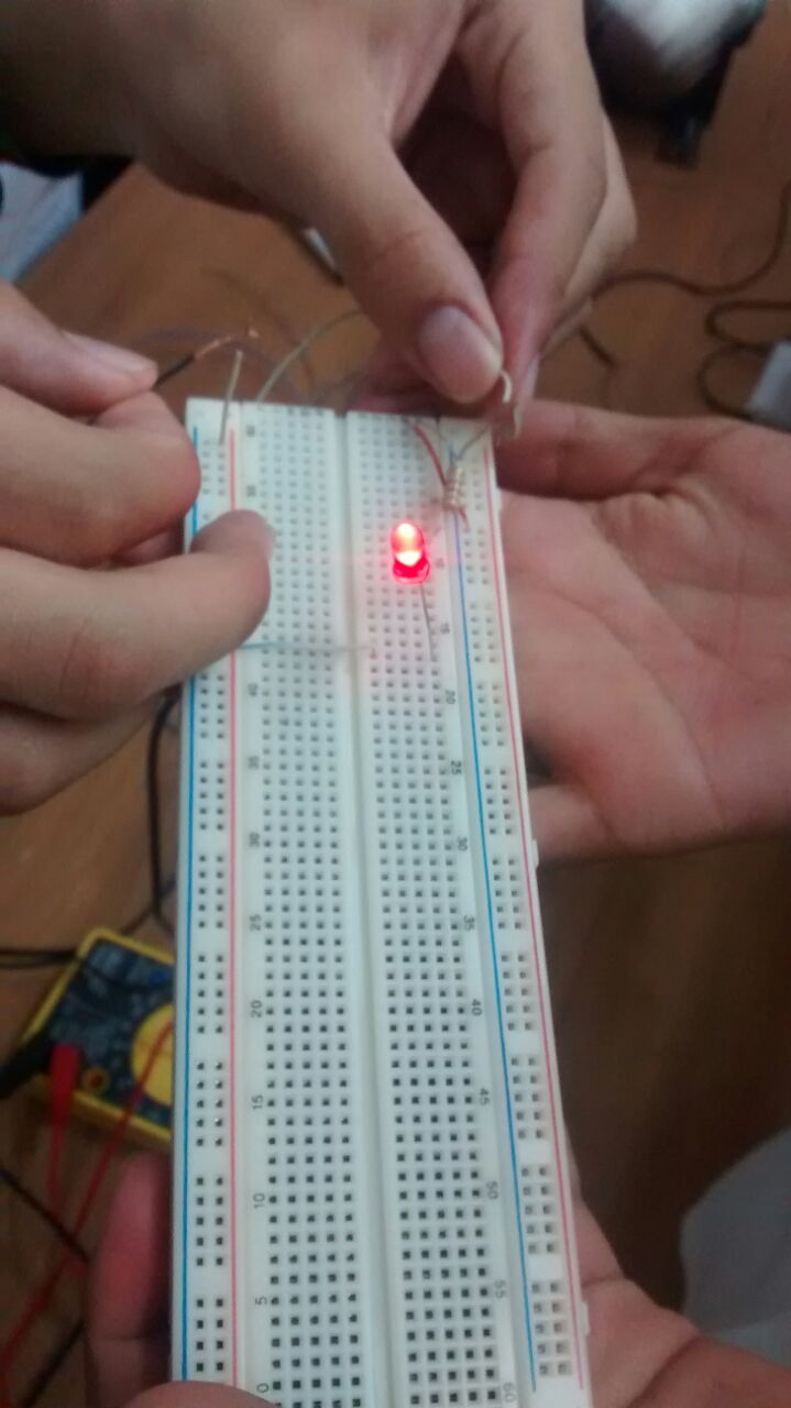 SENA 2015: CIRCUITO ELECTRICO EN UNA PROTOBOARD