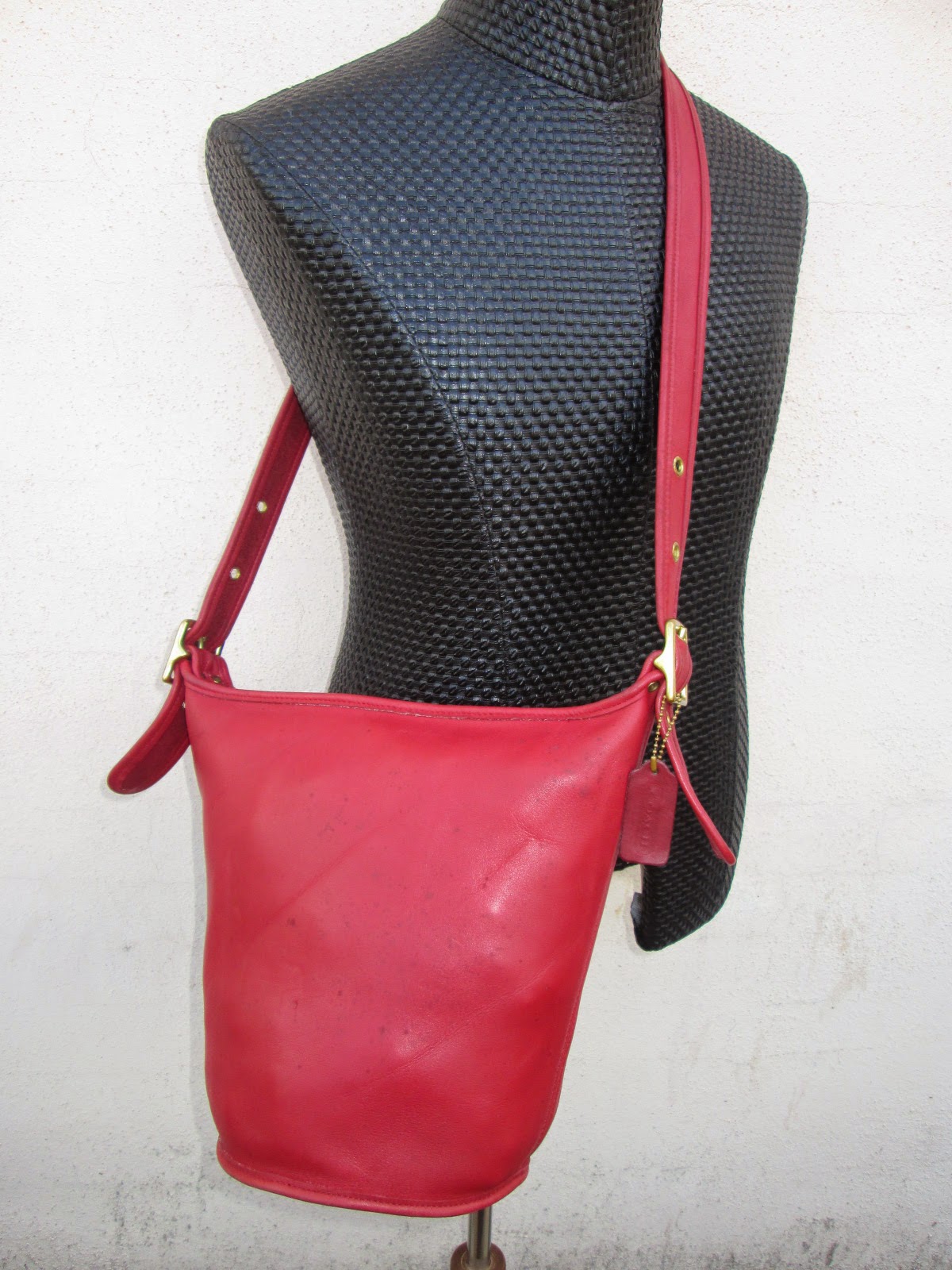 d0rayakEEbaG: Authentic Coach Red Leather Shoulder/Sling Bag(SOLD)