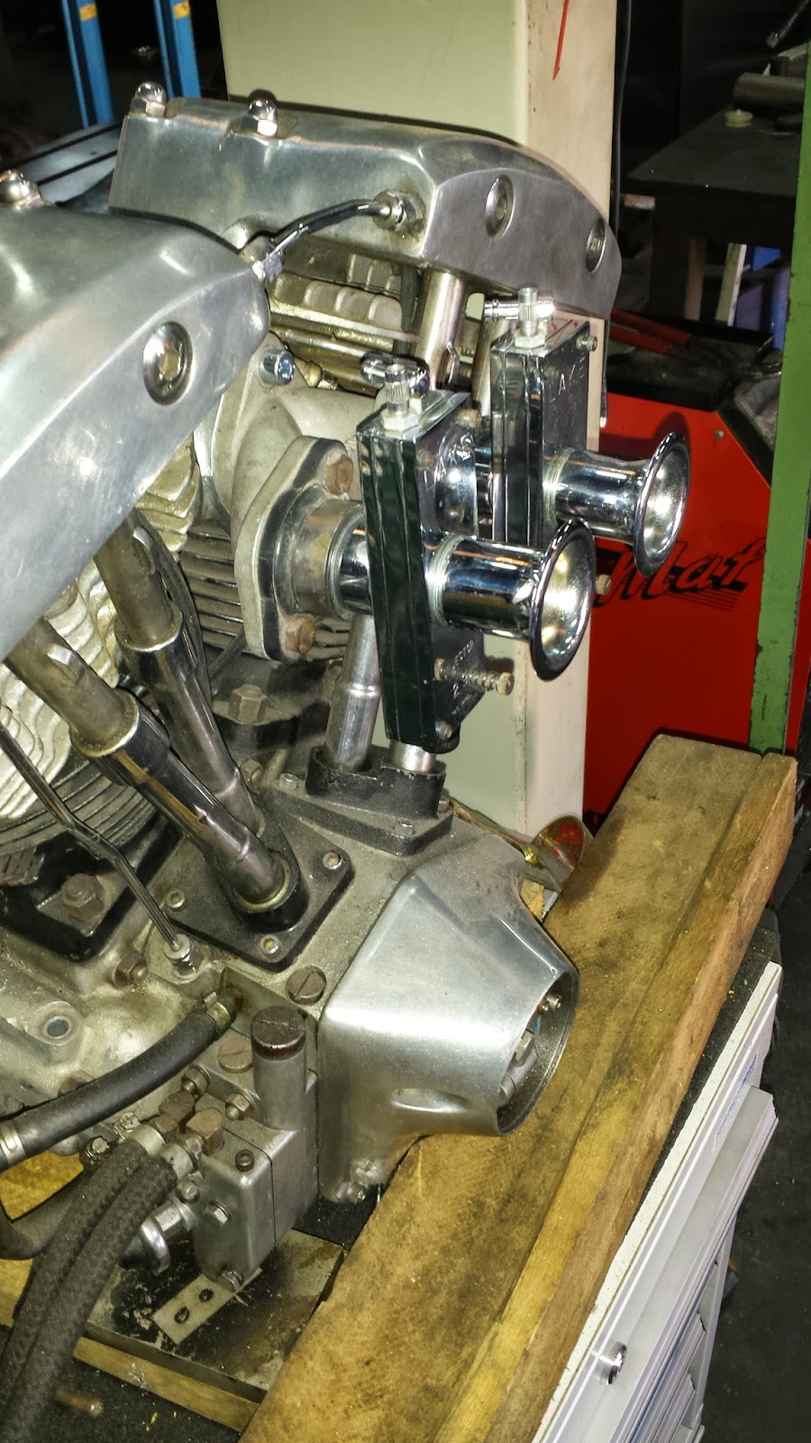 No Name Cycles Dual 29mm lake injector´s....Dual carb...