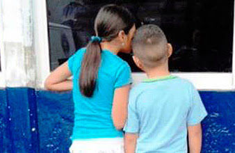 Niños encerrados; madre deja bajo llave a sus dos hijos en Cancún y parte a la ciudad de México; Policía recupera a los menores y los deposita en el DIF