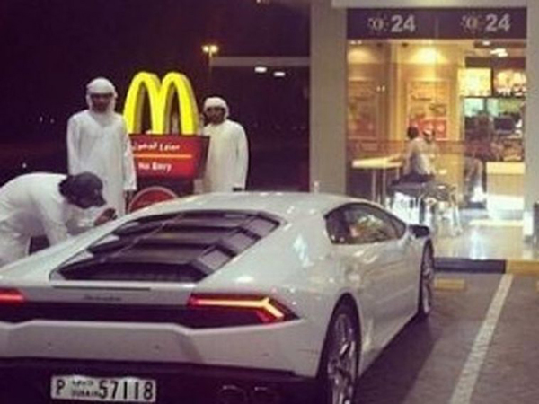 cara anak orang kaya dubai pamer kekayaan-1