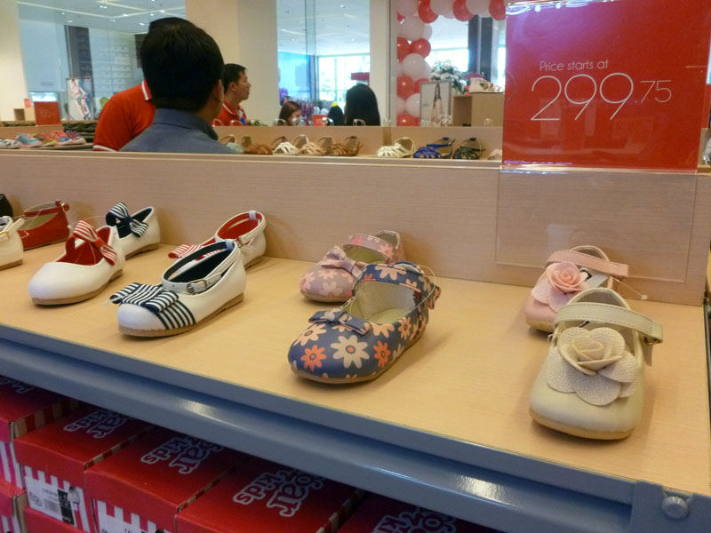shoe store open now